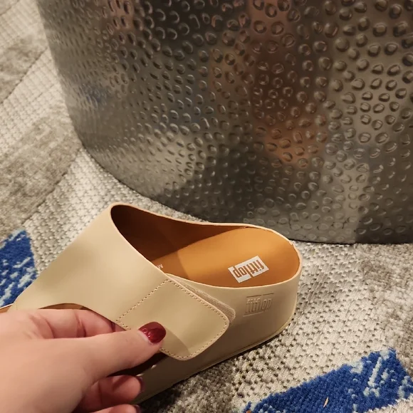 NWOB- Women's Fitflop SHUV Leather Upper Cream Sandals With Adjust. Strap Size 7 - Picture 6 of 8